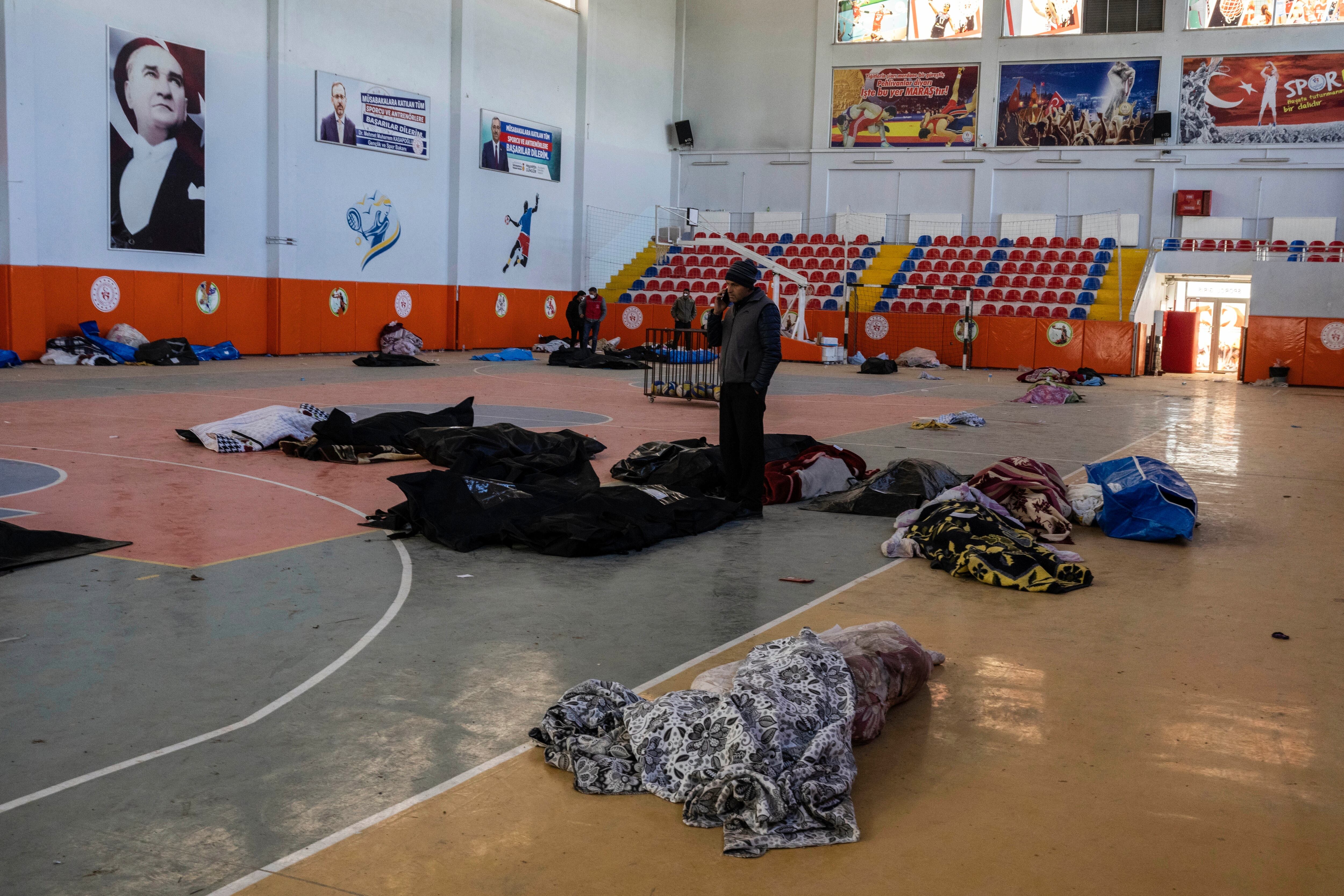 Gimnasios se han convertido en sitios de 'acopio' de cadáveres. Hasta allí llegan familias a buscar a sus seres queridos con la esperanza de hallarlos.