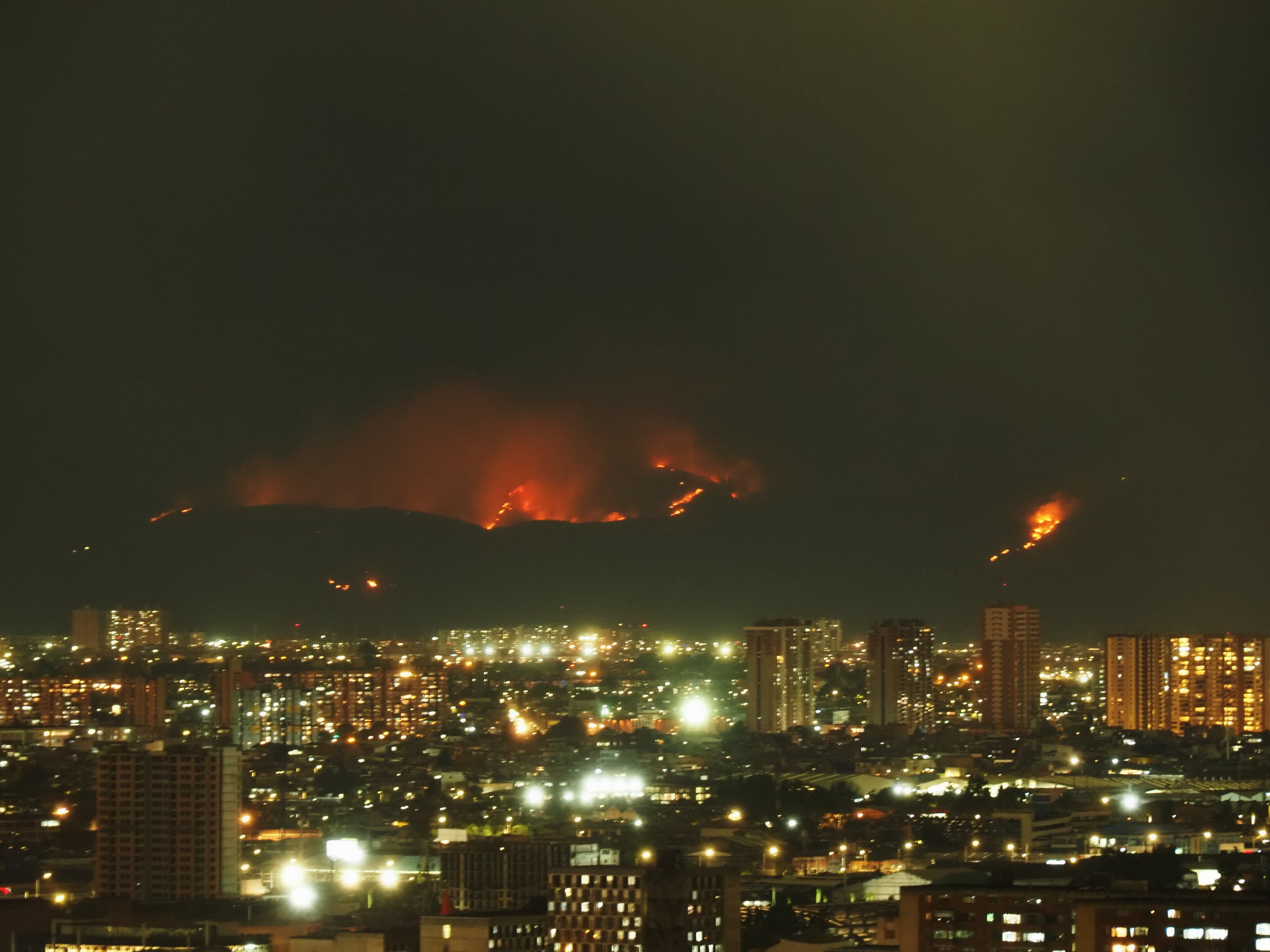 Usuarios en redes sociales comparten fotos de los incendios forestales en Cundinamarca. Foto: Twitter @SirCharlitos
