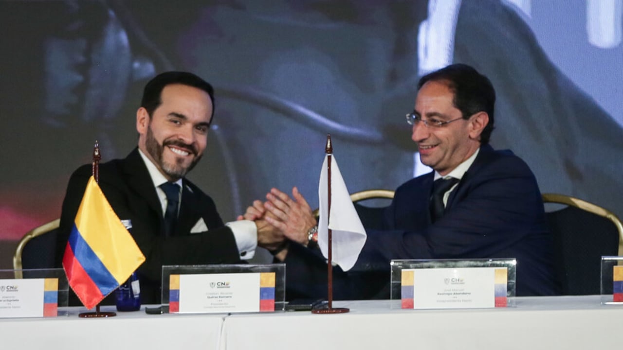 En el Tribunal Superior de Bogotá cursan un centenar de demandas contra la elección de Abelardo De La Espriella (izq.) y José Manuel Restrepo (der.) como presidente y vicepresidente de la República, respectivamente.