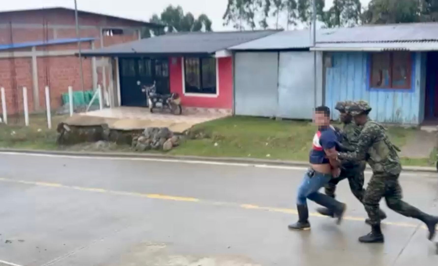 Los soldados al momento de capturar a los campesinos que mantenían privados de la libertad a los 57 militares, situación que se presentó en el sector de Fondas, El Tambo.