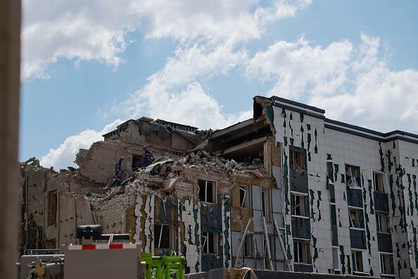Según dijo Zelenski el martes, el ataque provocó la muerte de nueve personas y heridas en otras 82, entre ellas dos niños.