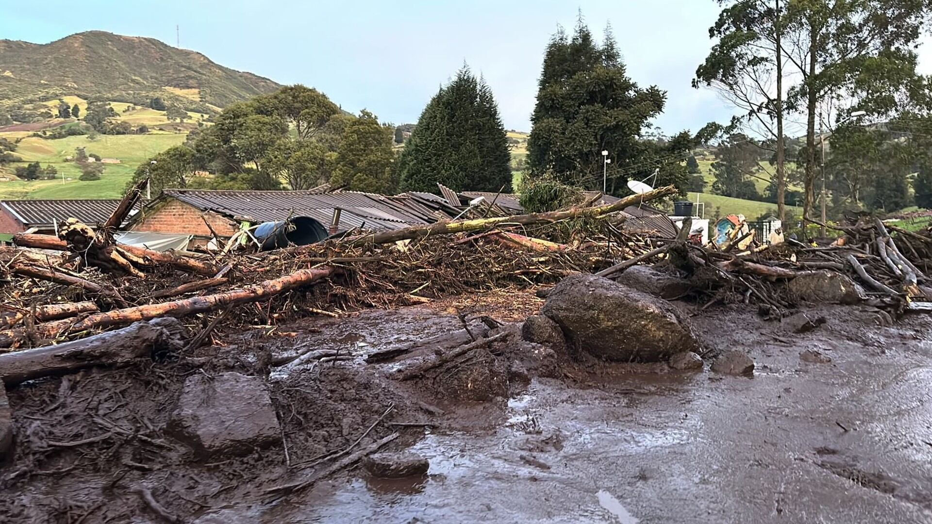 Desbordamiento destruyó varios vehículos y causó explosión de un cilindro de gas.