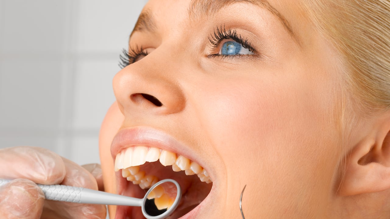 Los alimentos y las bebidas que suelen hacer más daño al esmalte dental son los más azucarados o ácidos.