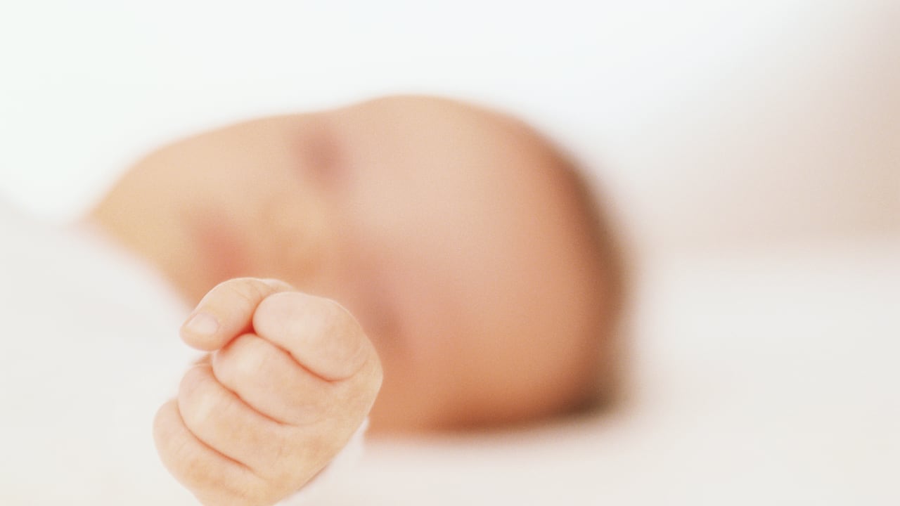 La pareja le vendió el niño a una mujer y con el dinero compró el iPhone 14.