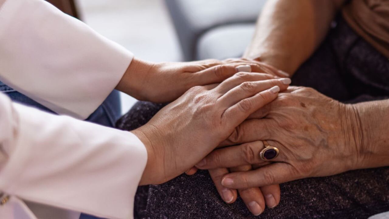 La mujer de 63 años de edad llegó a Miami, pero nunca se encontró con la persona que la esperaba en el aeropuerto