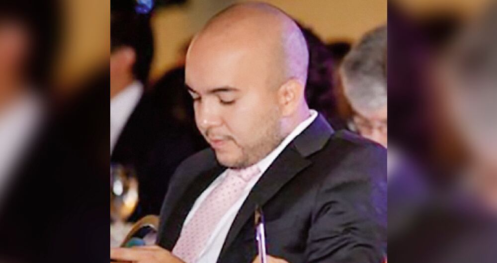 El fiscal Daniel Cardona renunció a la Fiscalía después de recibir una orden de traslado a Nariño. Llevaba la negociación de Kelly Eslava, excompañera sentimental del magistrado Carlos Vargas, quien avanza en un preacuerdo para aceptar graves cargos de corrupción. Adelantó la investigación que terminó con la captura y condena de los exfiscales Rodrigo Aldana e Hilda Niño. Indagaba a una fiscal y su relación con la Federación Colombiana de Fútbol.