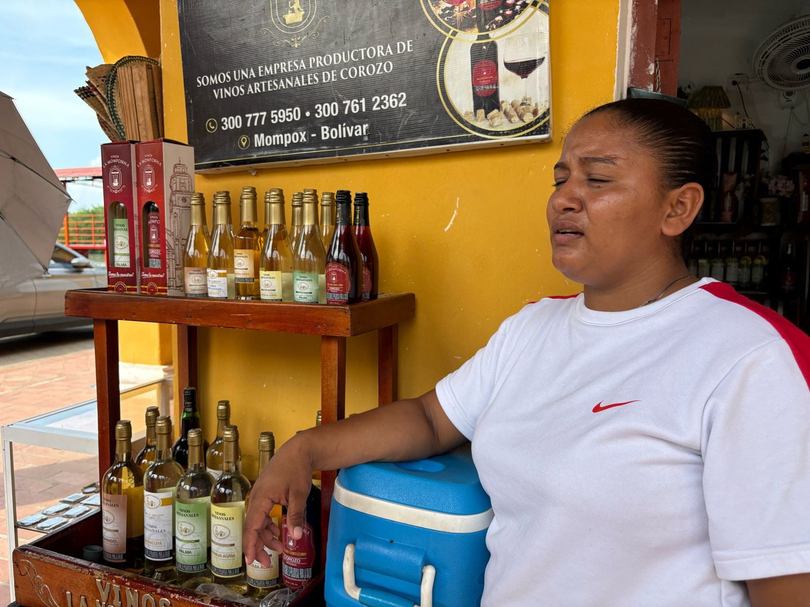 Dina vendiendo los vinos artesanales.