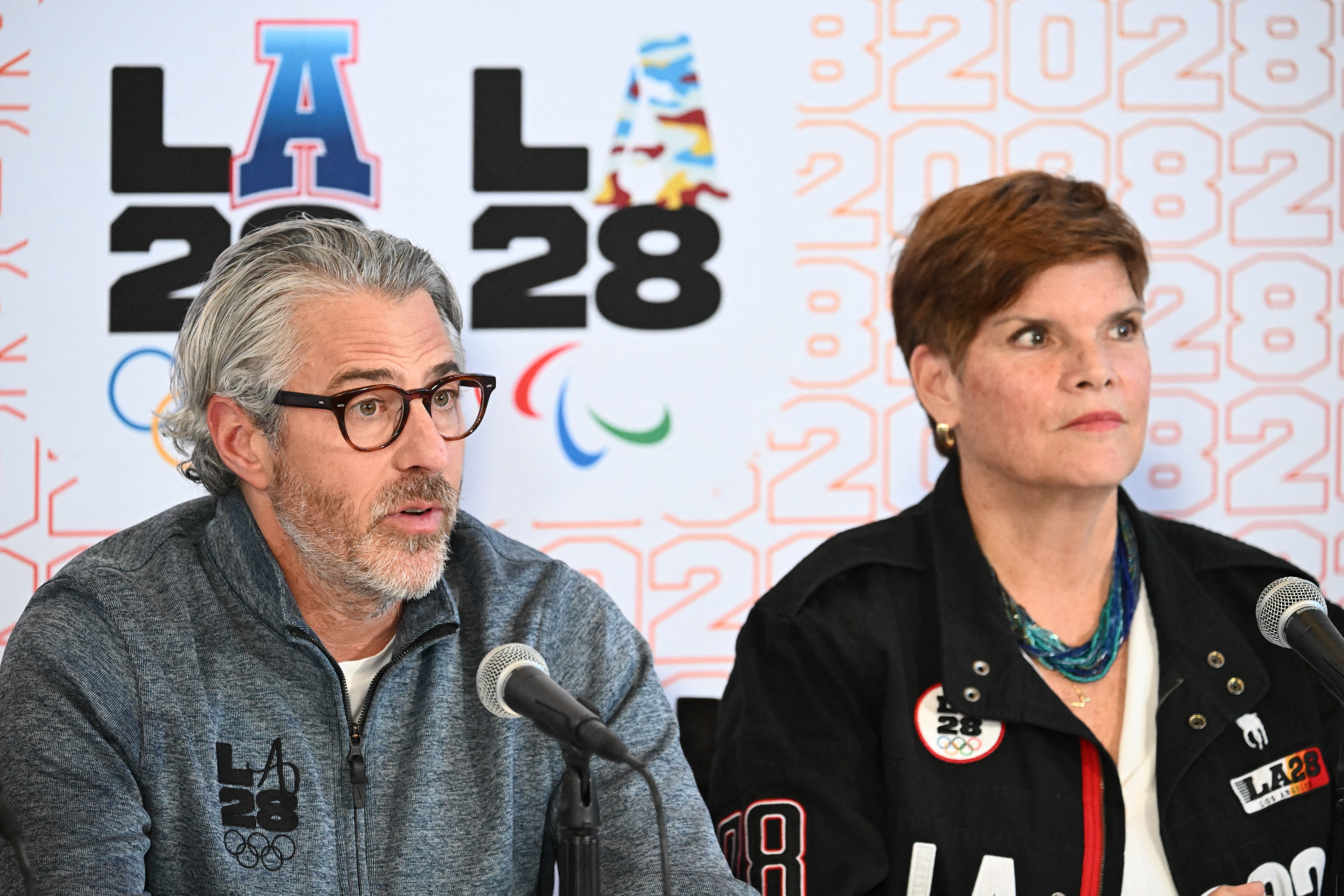 Casey Wasserman y  Nicole Hoevertsz en presentación de los Juegos Olímpicos y Paralímpicos Los Ángeles 2028
