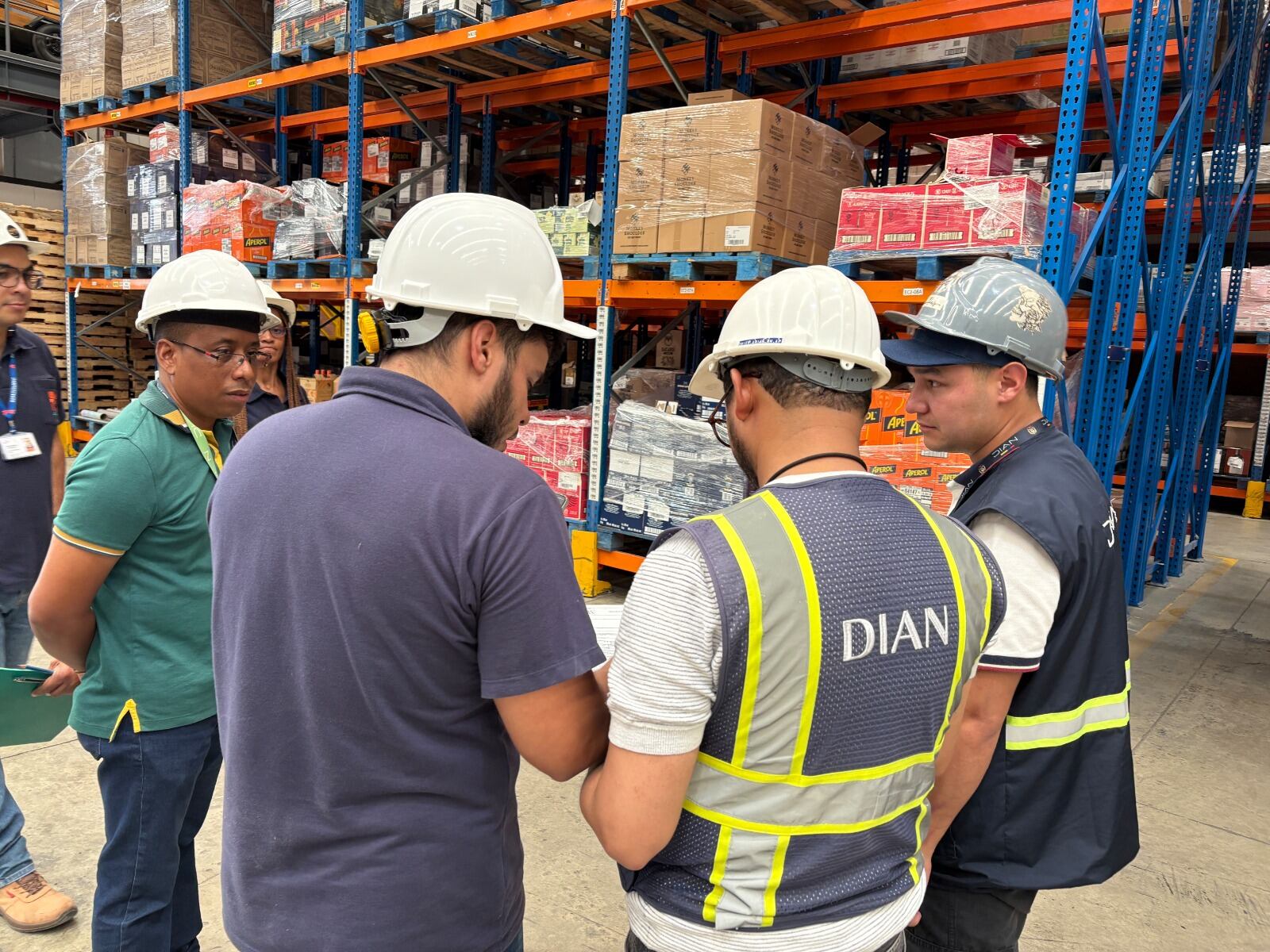 En el país, se aprehendieron 316 botellas de licor, 8 bombas
hidráulicas y 20 rollos de polímero termoencogible utilizado para empaque
de alimentos, bebidas, cosméticos y otros productos; por valor de $ 1590
millones