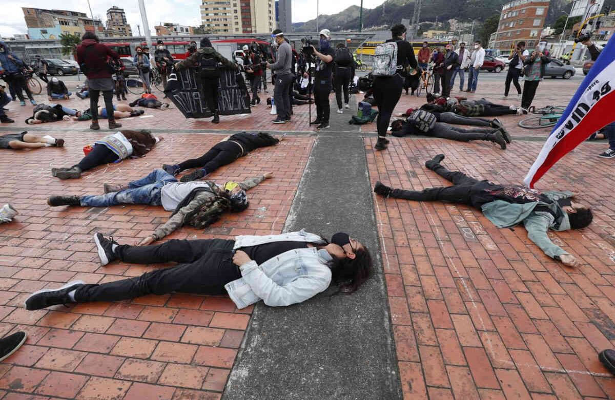 En medio de la protesta los manifestantes realizaron algunas representaciones para protestar ante el Gobierno por el aumento de la violencia en el país. Foto Guillermo Torres / Semana
