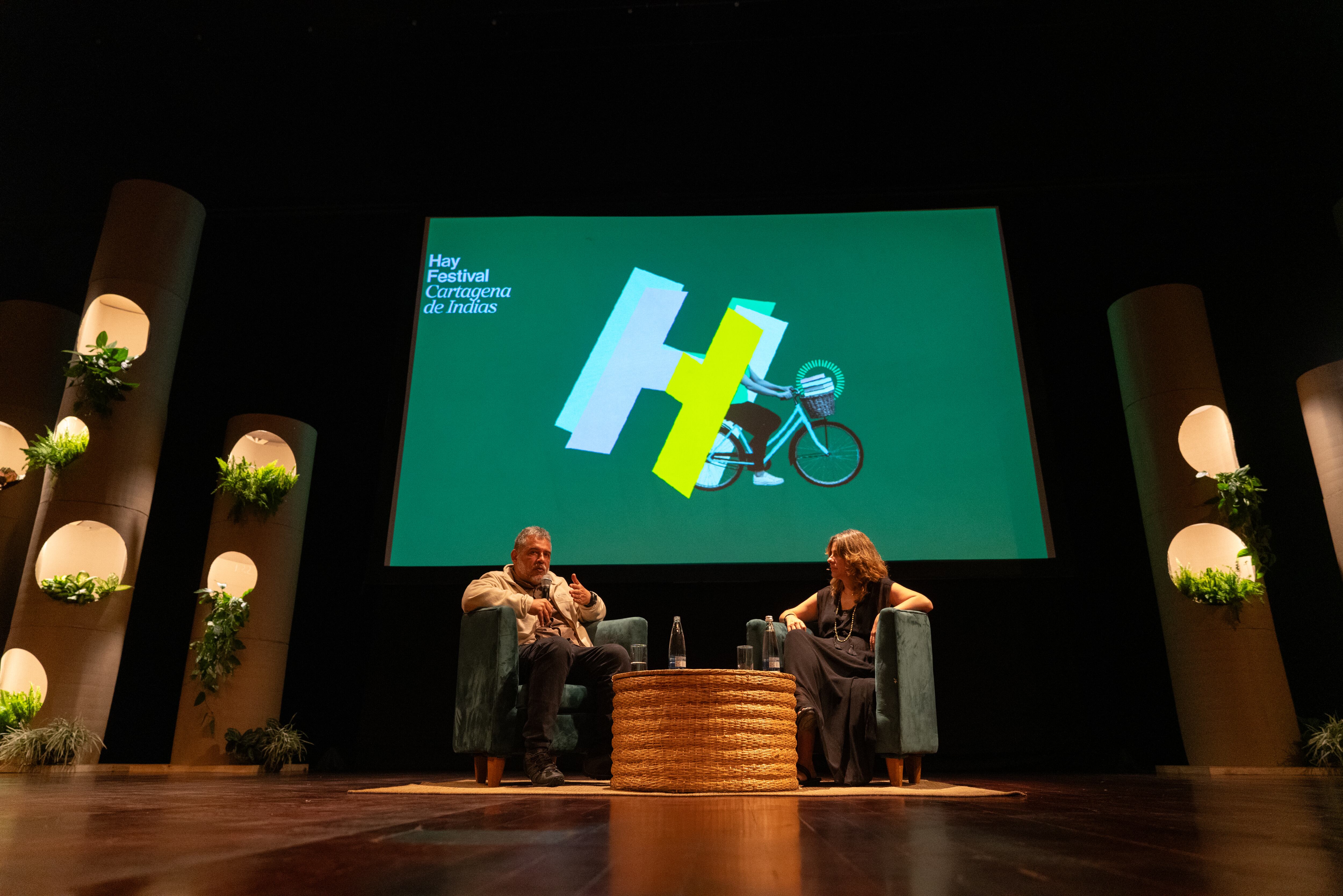 El escritor Mario Mendoza y la guionista Ana María Parra durante su charla sobre Estado de Fuga 1986 en el Hay Festival 2026