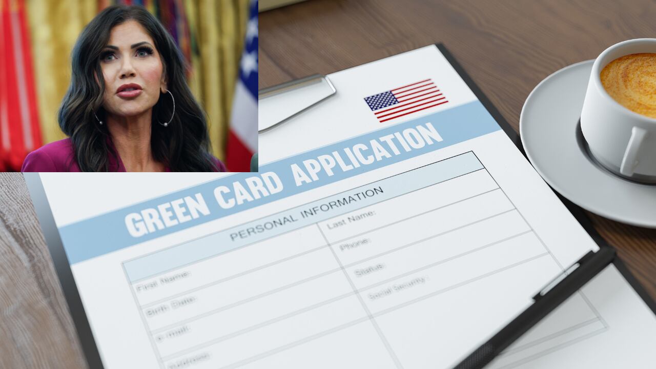 Kristi Noem asegura que “más personas se están convirtiendo en ciudadanos que nunca”, pese a que USCIS enfrenta su mayor acumulación de trámites en una década.