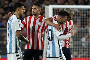 Otros jugadores de Paraguay sí buscaron a Messi para conocerlo.