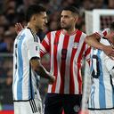 Otros jugadores de Paraguay sí buscaron a Messi para conocerlo.