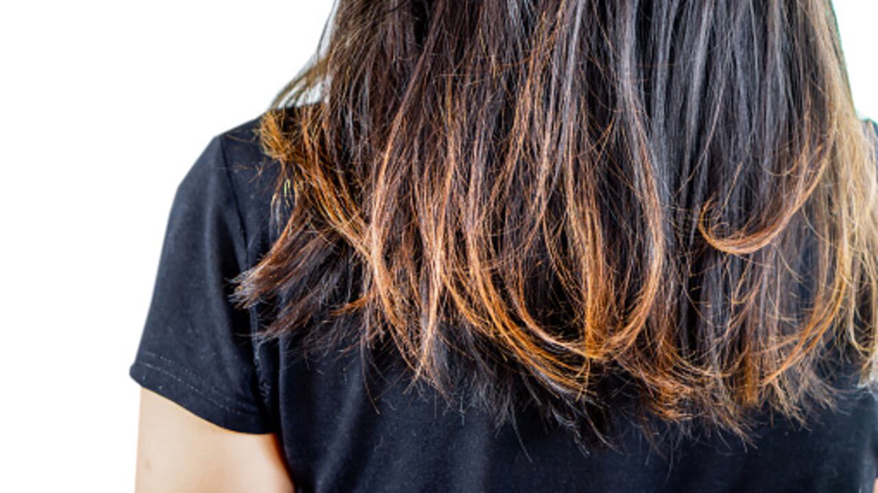 El cabello que se tintura seguido suele dañarse.