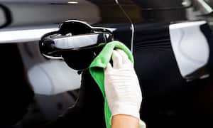 Así se debe lavar un carro negro.