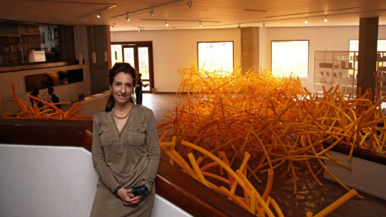 Claudia Hakim, con la sala renovada al fondo. Foto: León Darío Peláez.