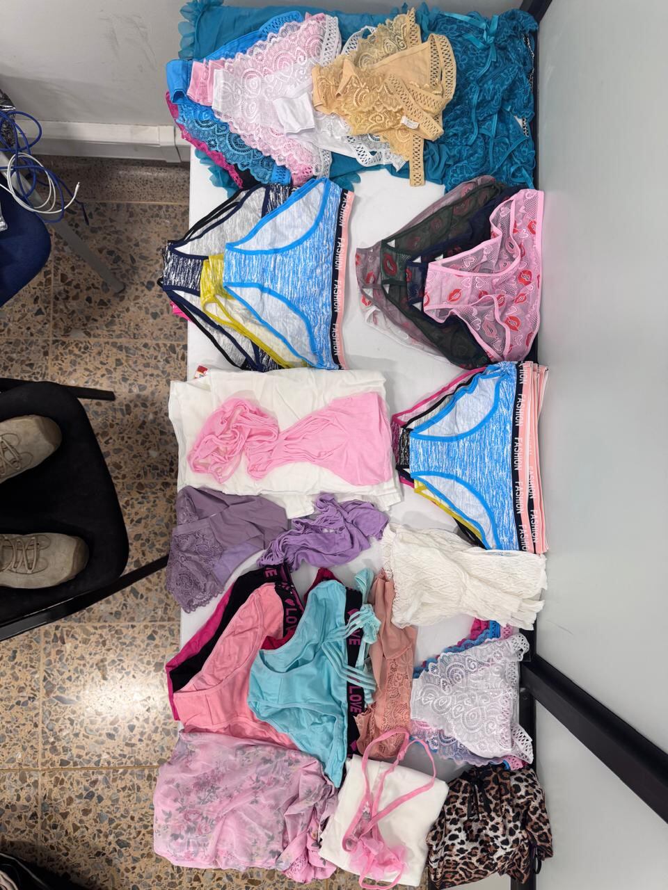 La gran cantidad de ropa interior femenina que le hallaron al estadounidense.