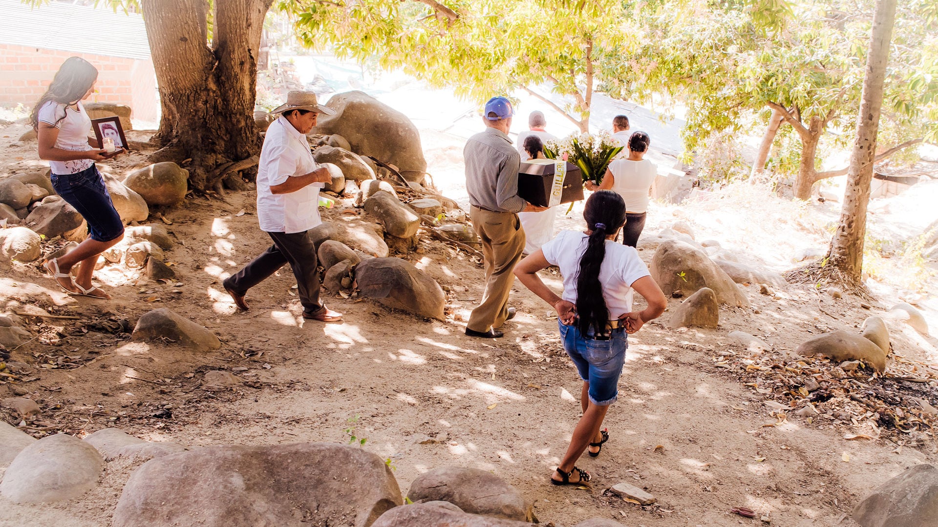 La inhumación hace parte de uno de los momentos de la diligencia de entrega digna de restos de víctimas de desaparición forzada. La Unidad para las Víctimas garantiza el recurso a los familiares para el entierro digno de su ser querido.