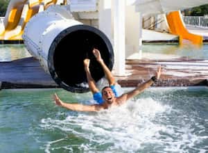 Las compañías se preocupan tanto por su reputación e imagen que no dejan salir al mercado ningún producto hasta que no lo ha probado un especialista y los toboganes no son una excepción. Tommy Lynch se tira por los toboganes en diferentes centros recreativos y hoteles por todo el mundo para probar si funcionan adecuadamente, verificando datos como la altura, velocidad, cantidad de agua y la seguridad en el aterrizaje de las atracciones acuáticas.