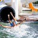 Las compañías se preocupan tanto por su reputación e imagen que no dejan salir al mercado ningún producto hasta que no lo ha probado un especialista y los toboganes no son una excepción. Tommy Lynch se tira por los toboganes en diferentes centros recreativos y hoteles por todo el mundo para probar si funcionan adecuadamente, verificando datos como la altura, velocidad, cantidad de agua y la seguridad en el aterrizaje de las atracciones acuáticas.