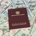 concepto de viaje, pasaporte colombiano con billetes de dólar para viajar al exterior