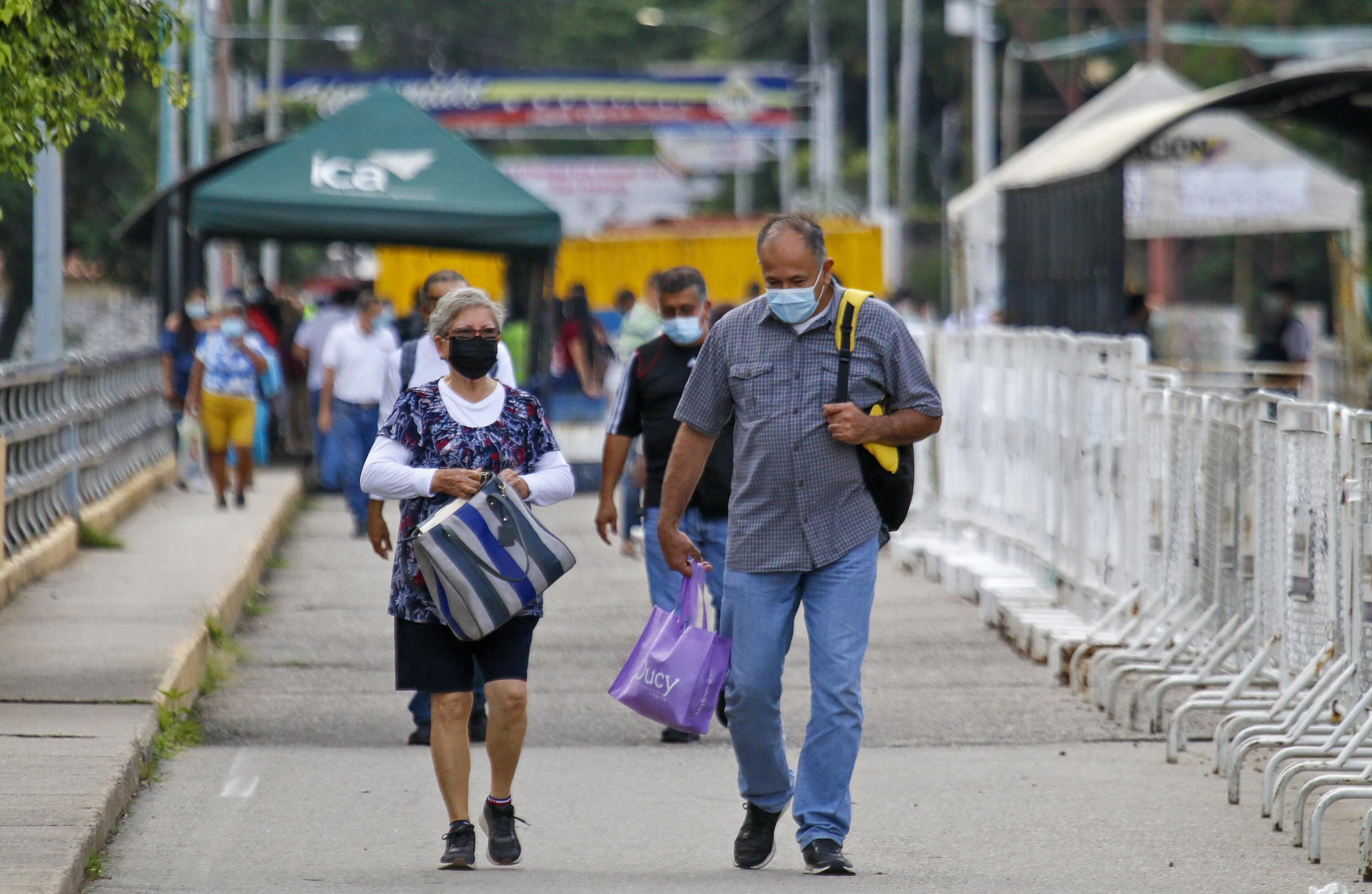 Migrantes venezolanos cruzan el puente Simón Bolívar en dirección hacia Cúcuta, en Colombia.