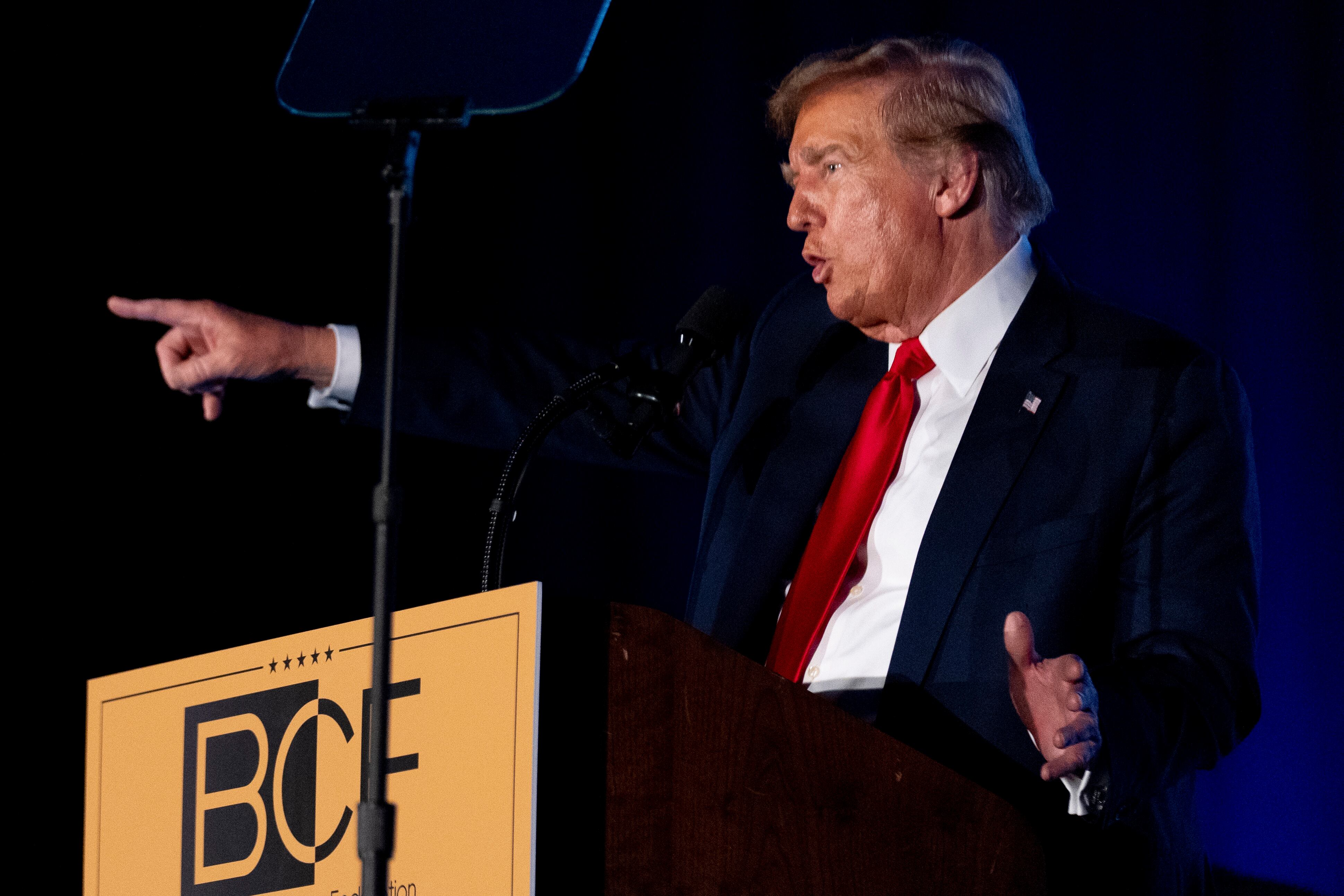 El candidato presidencial republicano, el expresidente Donald Trump, habla en la Gala Anual de Honores BCF de la Federación Conservadora Negra en el Centro de Convenciones Metropolitano de Columbia en Columbia, Carolina del Sur
