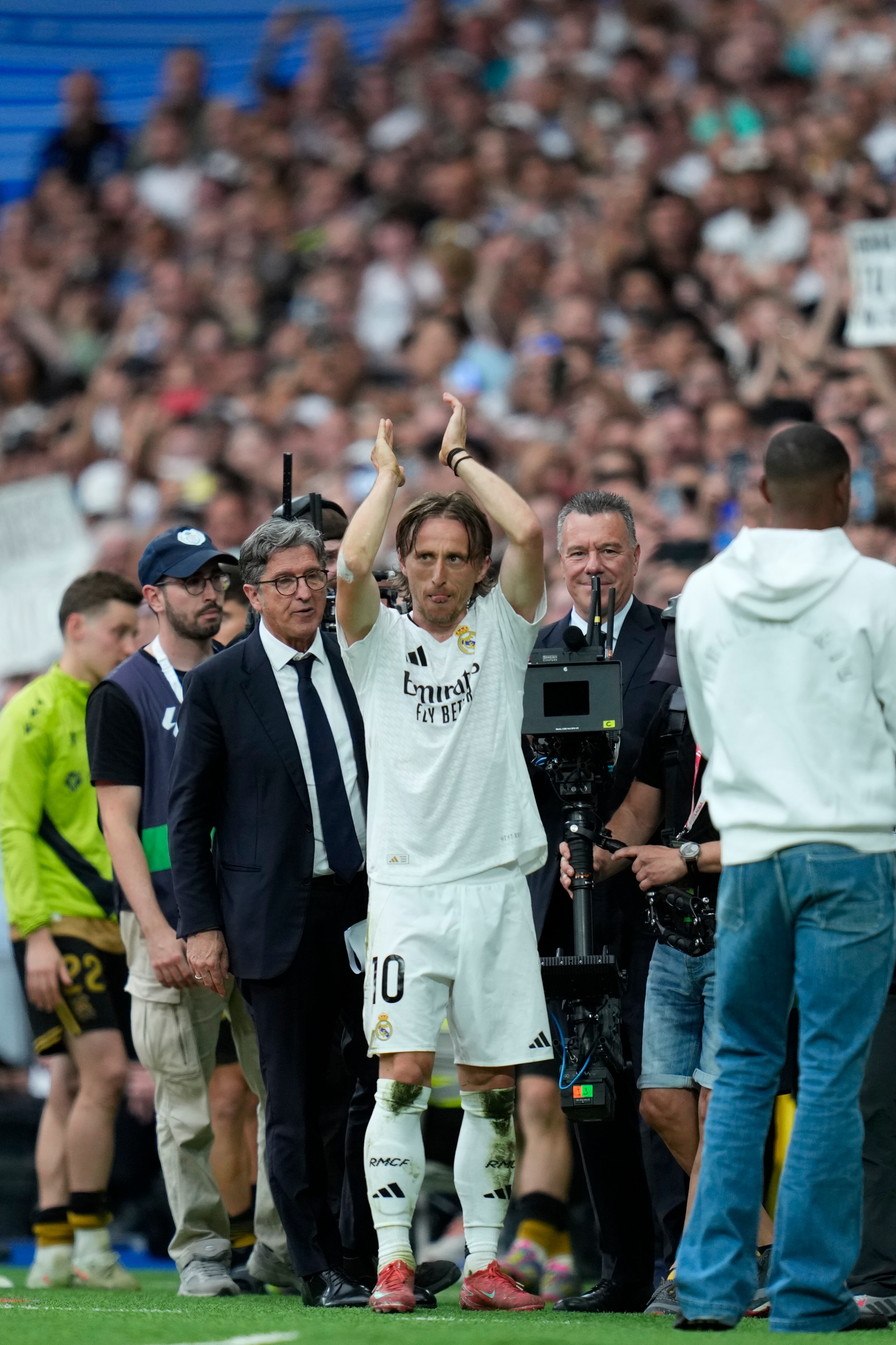 Real Madrid's Luka Modric waves to the crow during a Spanish La Liga soccer match against Real Sociedad at Santiago Bernabeu stadium in Madrid, Saturday, May 24, 2025. (AP Photo/Cesar Cebolla)