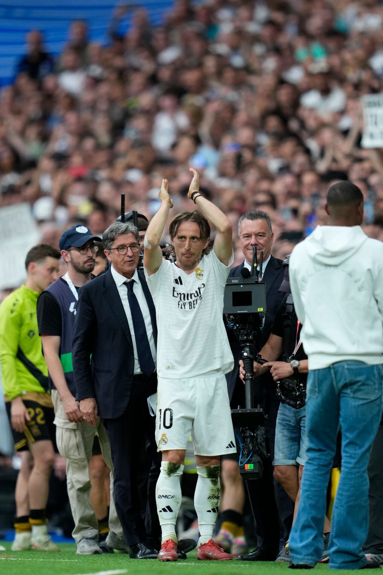 Real Madrid's Luka Modric waves to the crow during a Spanish La Liga soccer match against Real Sociedad at Santiago Bernabeu stadium in Madrid, Saturday, May 24, 2025. (AP Photo/Cesar Cebolla)