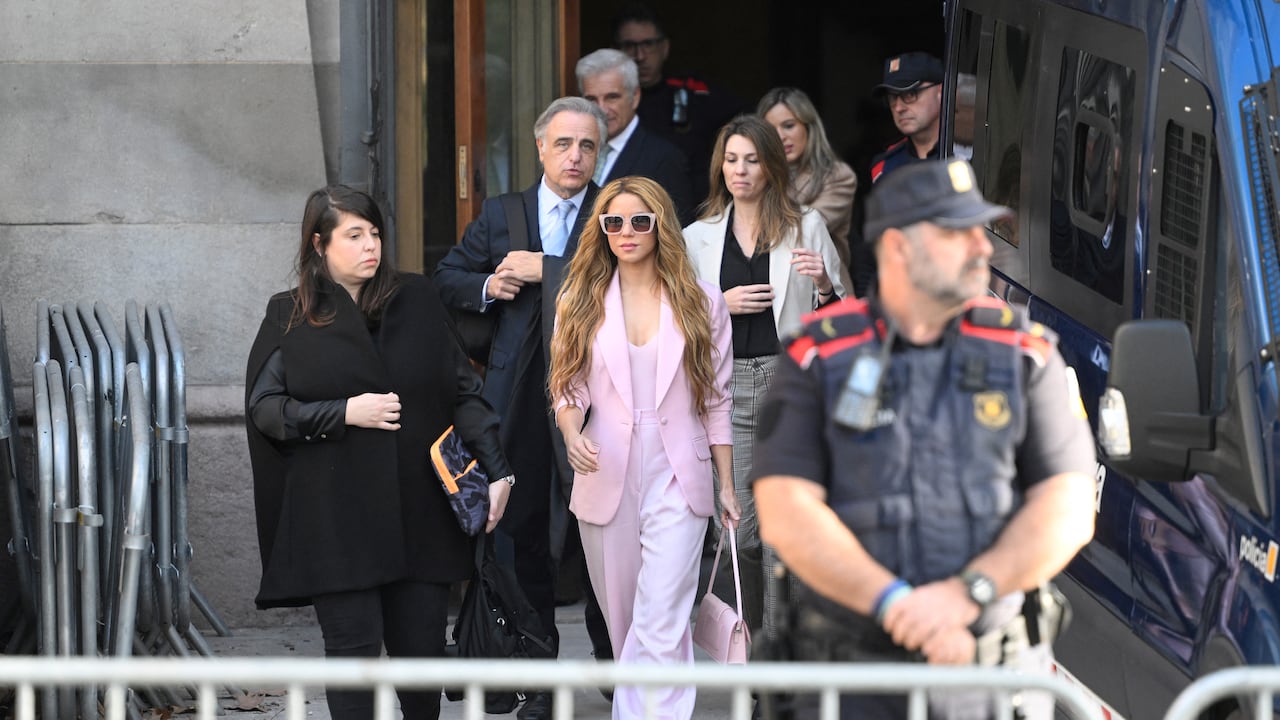 Shakira abandona el Tribunal Superior de Justicia de Cataluña tras asistir a su juicio por fraude fiscal. Llegó a un acuerdo para poner fin a su juicio por supuestamente defraudar al estado español 15,7 millones de dólares sobre ingresos obtenidos entre 2012 y 2014, dijo un tribunal de Barcelona.(Photo by Josep LAGO / AFP)