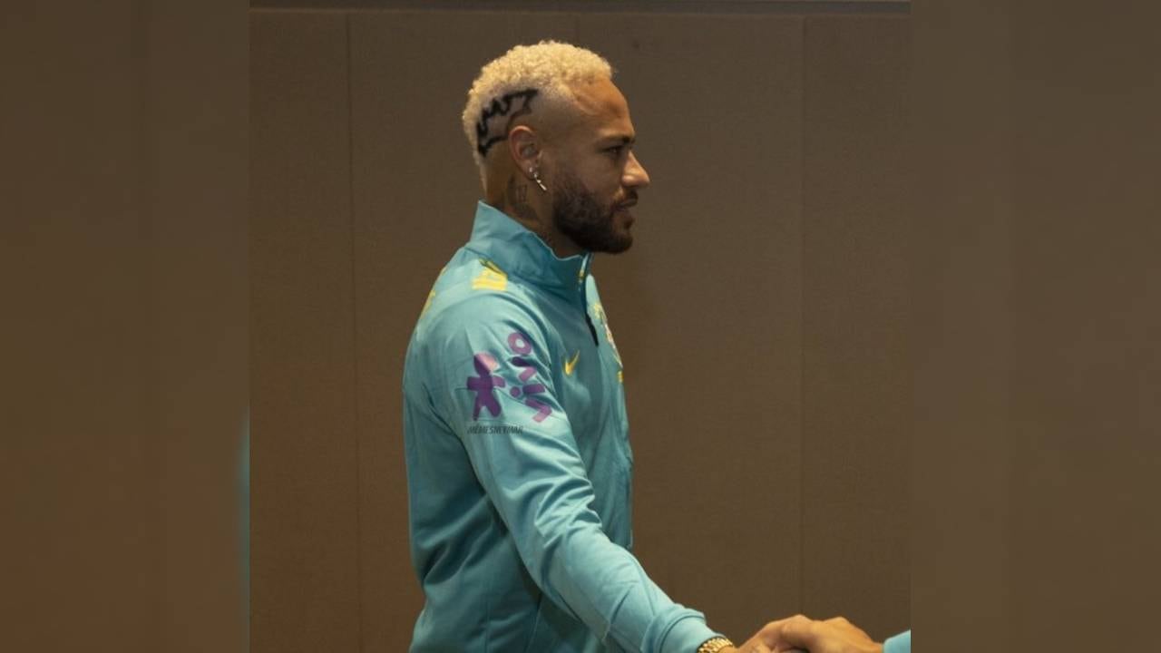 Neymar apareció con un llamativo corte de cabello. Foto Twitter @Ani7ii