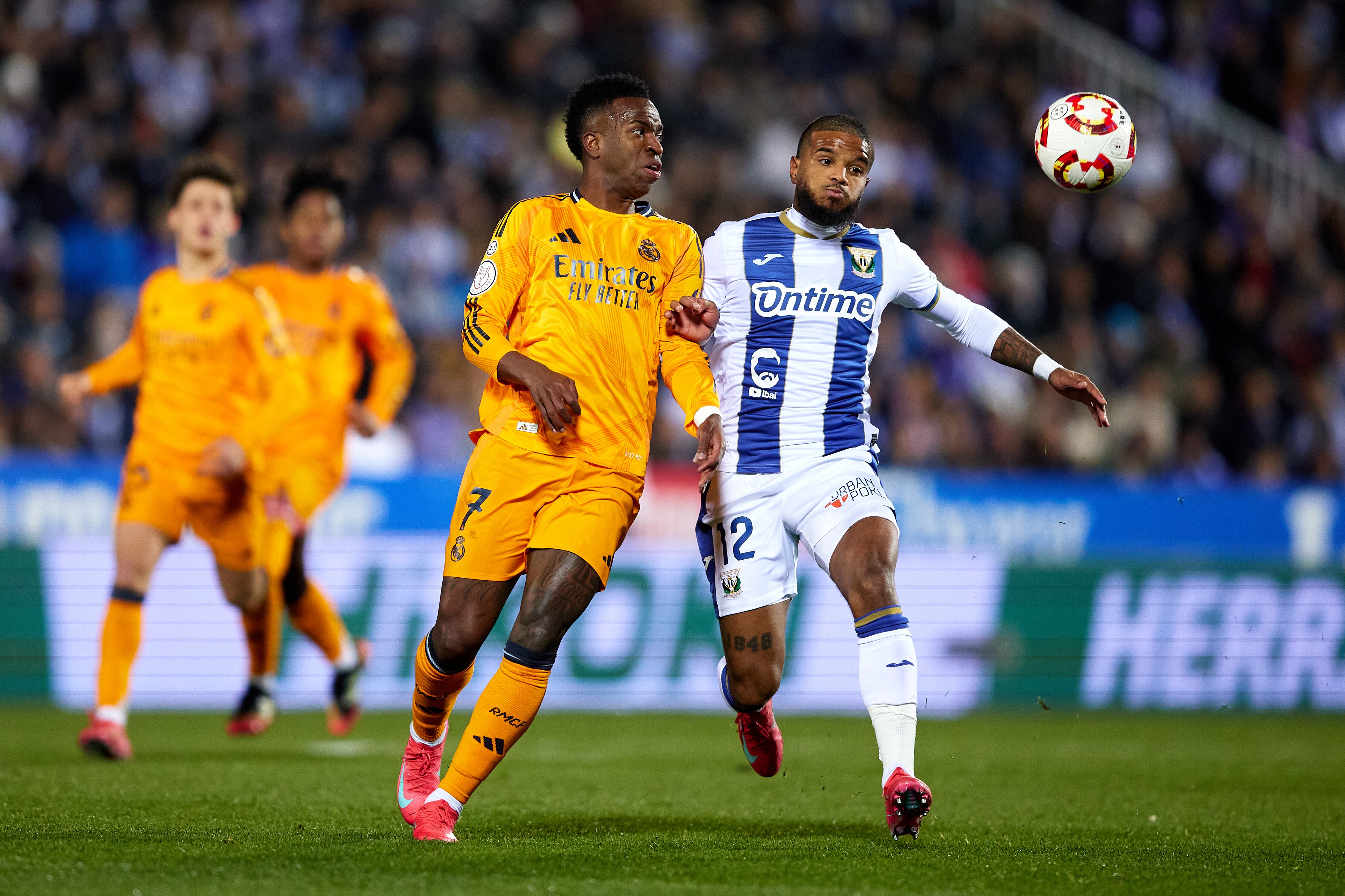 Vinicius Junior (I) del Real Madrid disputa el balón con Valentin Rosier del CD Leganés durante el partido de Cuartos de Final de la Copa del Rey entre el CD Leganés y el Real Madrid en el Estadio Municipal de Butarque el 05 de febrero de 2025 en Leganés, España.