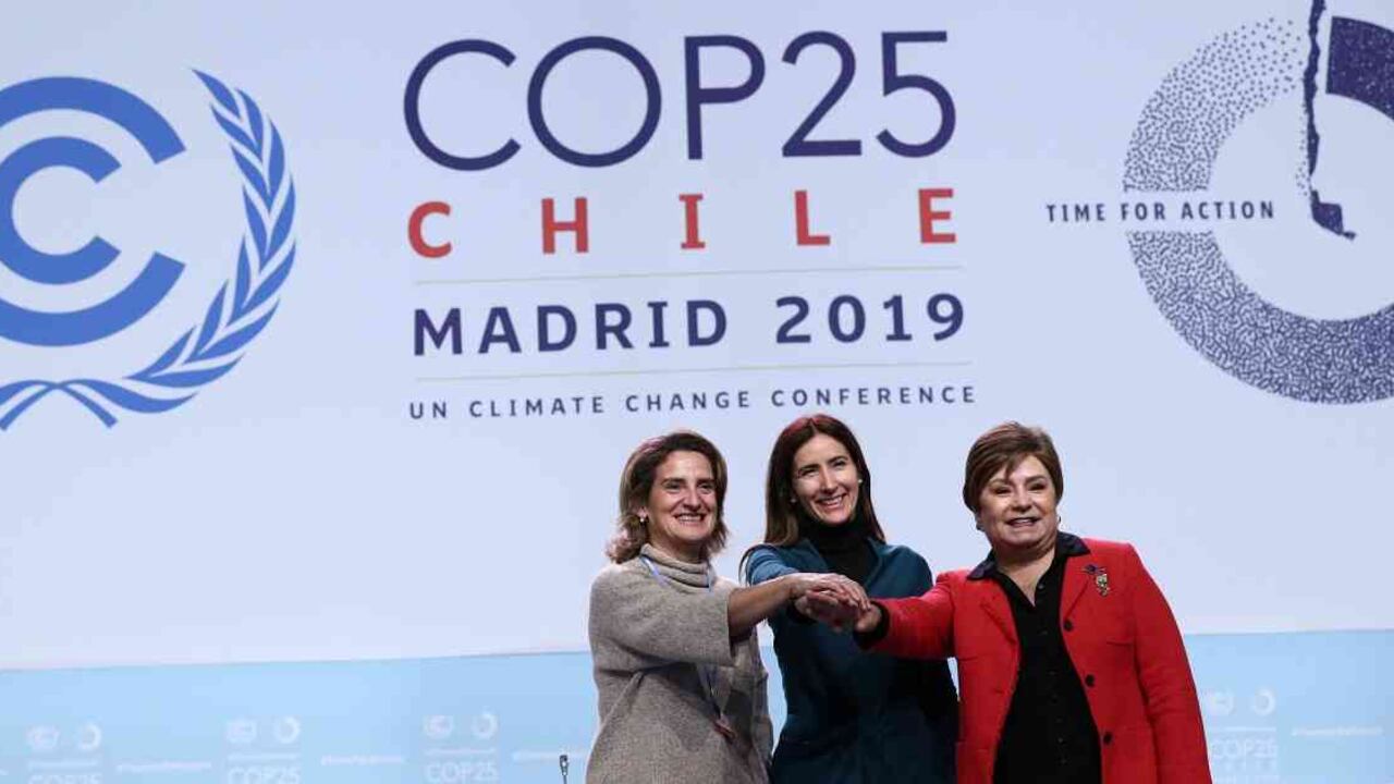 Ellas son Patricia Espinosa, secretaria ejecutiva de la CMNUCC; Teresa Ribera, ministra de transición ecológica de España y Carolina Schmidtz, ministra de ambiente de Chile y presidenta de esta versión de la COP.