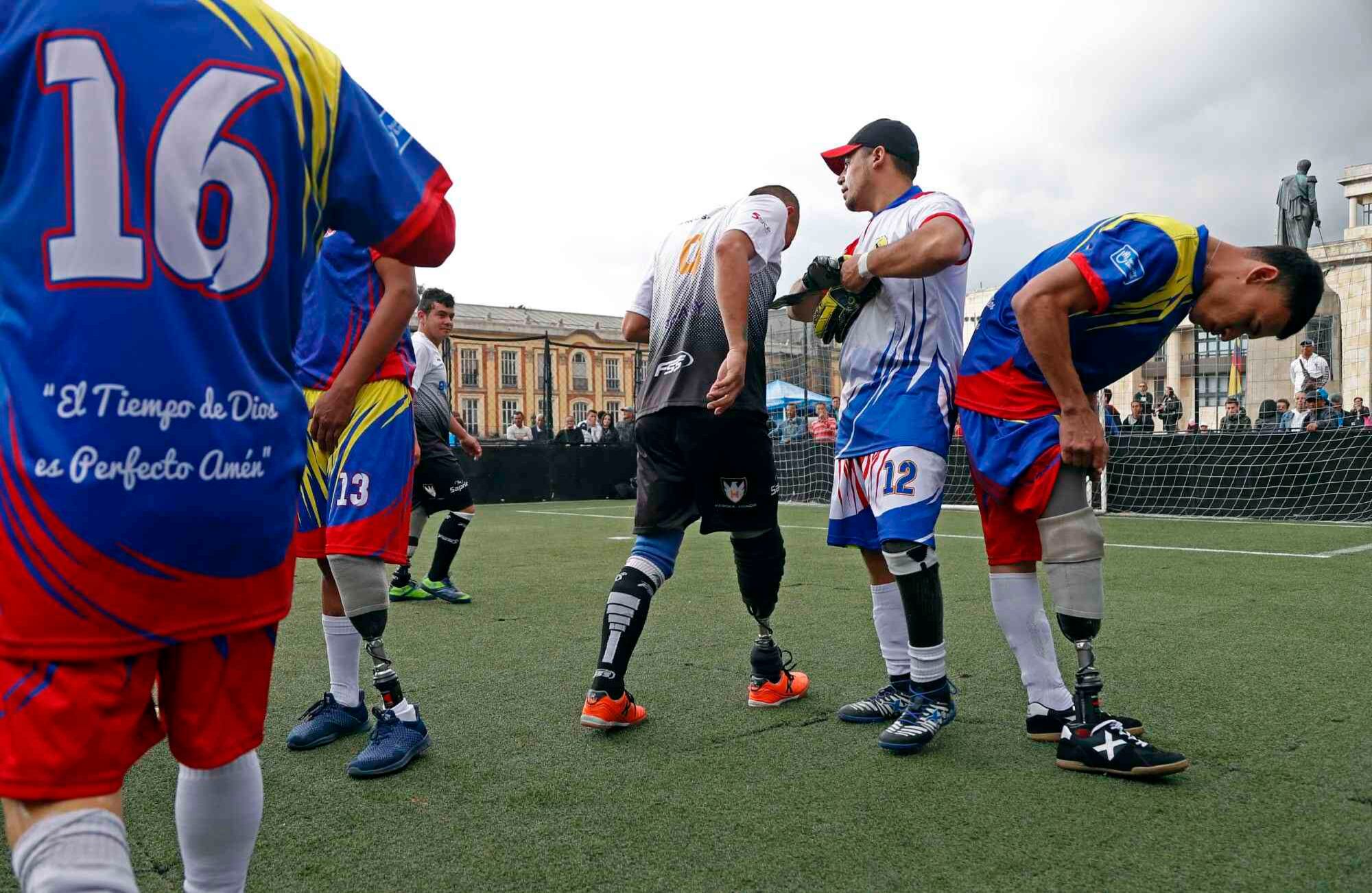 "El tiempo de dios es perfecto, amén" se lee en el uniforme de los ex militares víctimas de minas antipersonales. FOTO: León Darío Peláez