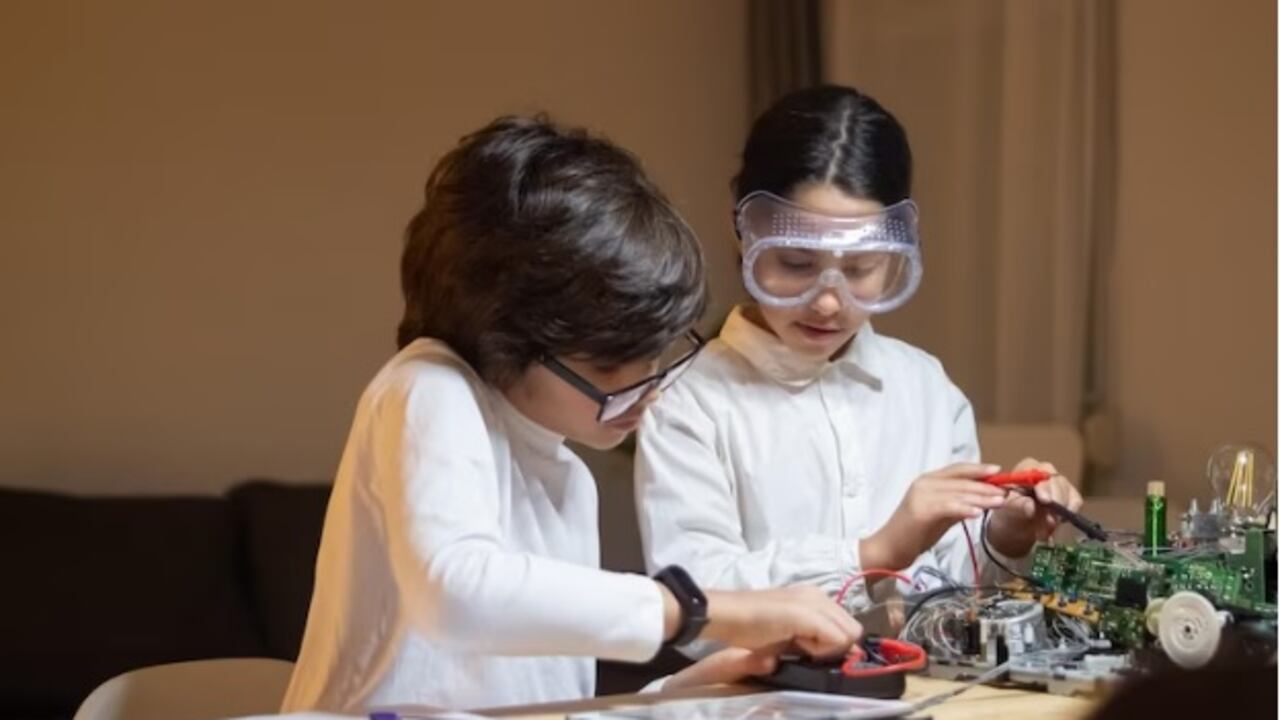 Jóvenes estudiantes de colegio colombiano crean el ChatGPT de las matemáticas