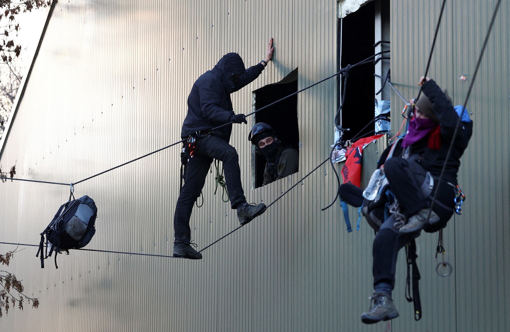 En imágenes : La policía avanza contra manifestantes de la mina de carbón atrincherados en un pueblo alemán abandonado.