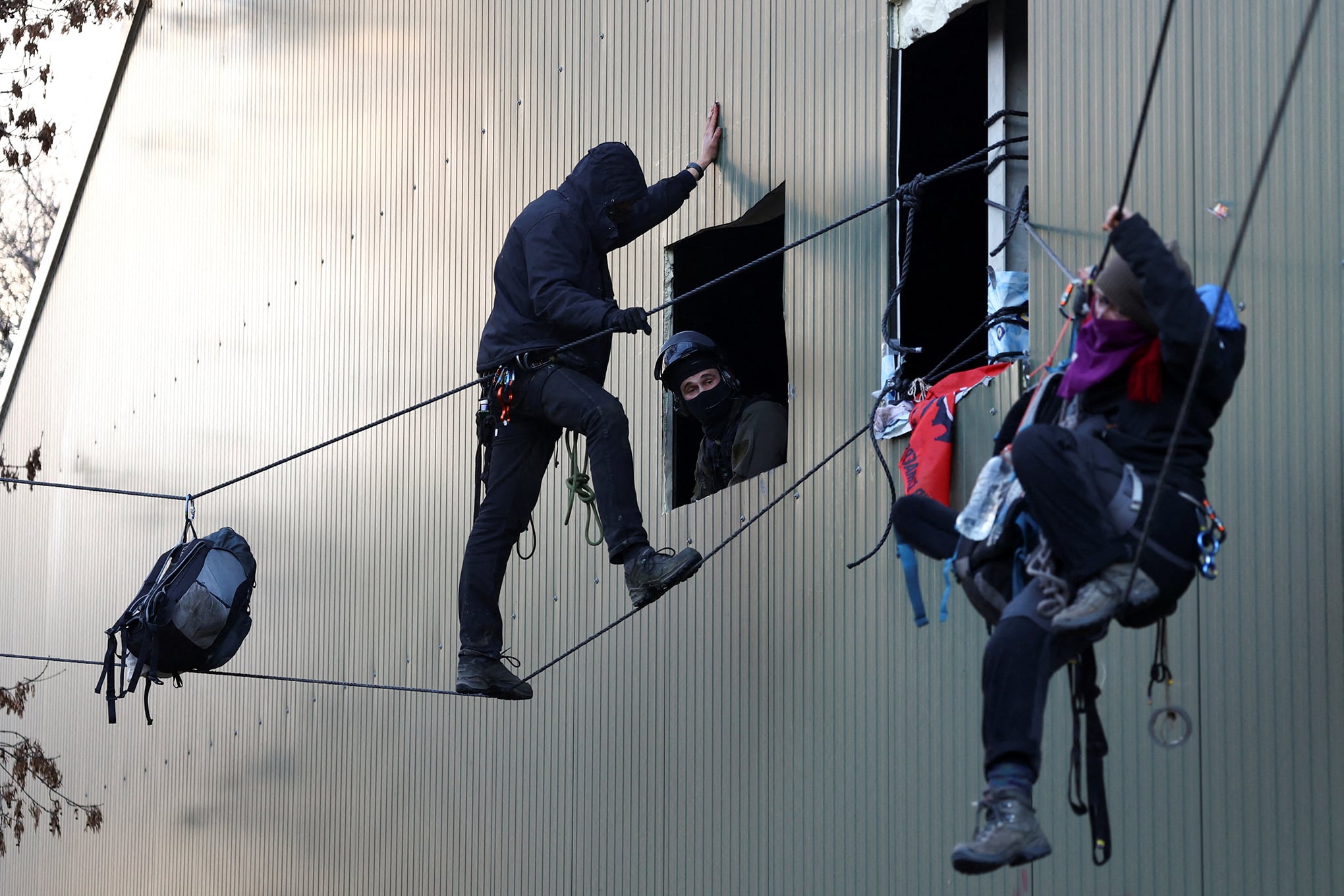 En imágenes : La policía avanza contra manifestantes de la mina de carbón atrincherados en un pueblo alemán abandonado.