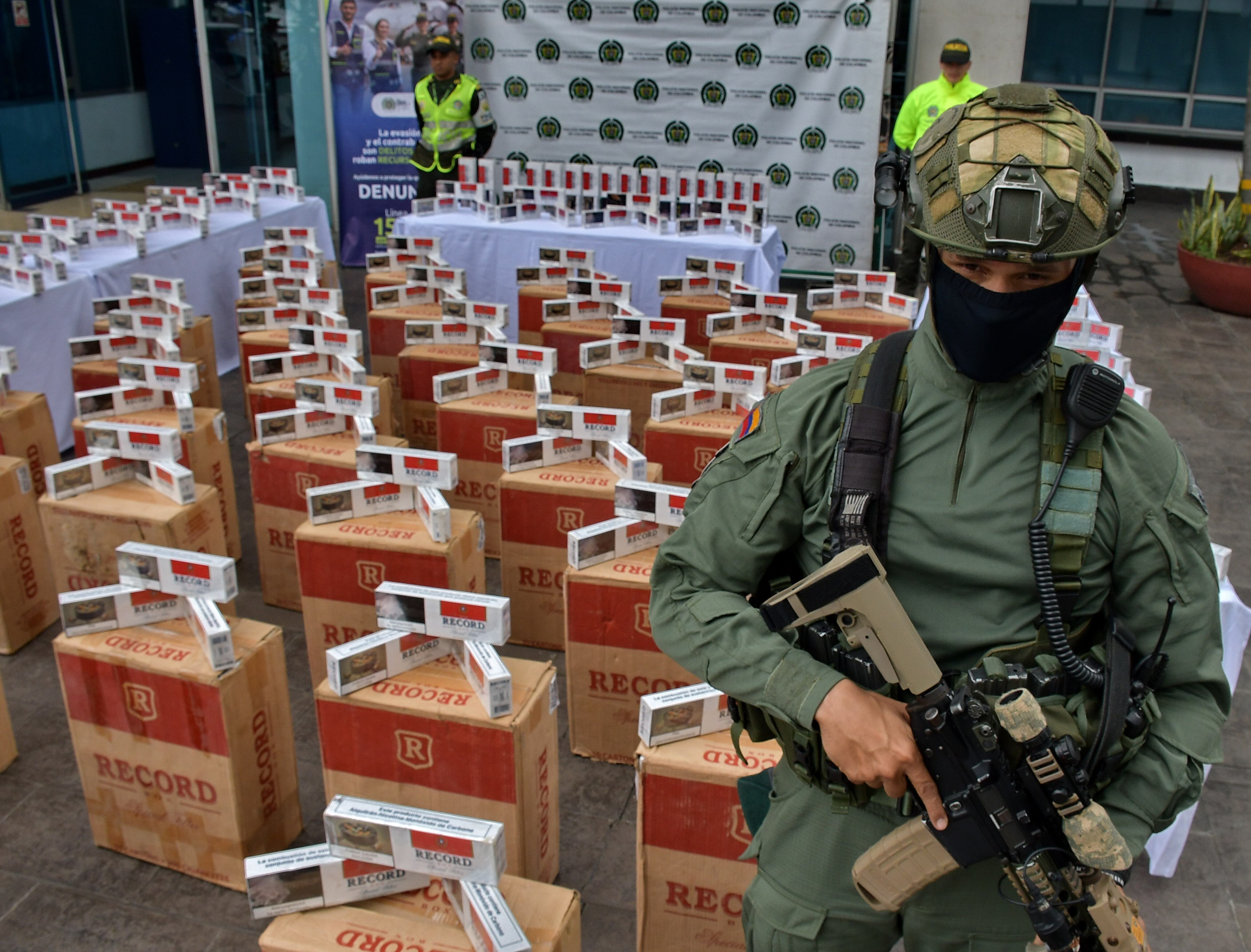 Santander de Quilichao-Cauca. En cumplimiento al “Plan Choque Seguridad 360”, la Policía Fiscal y Aduanera ubicó una bodega clandestina, la cual presuntos delincuentes la habrían acondicionado para almacenar mercancía de contrabando(cigarrillos) en el lugar fue capturada una persona en flagrancia. Fotos Raúl Palacios / El Pais / 2 de Noviembre del 2023 Cali.