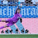 El portero de Paraguay, Orlando Gil (12), realiza una atajada durante la tanda de penales al finalizar el partido de dieciseisavos de final de la Copa del Mundo entre Alemania y Paraguay en Foxborough, Massachusetts.