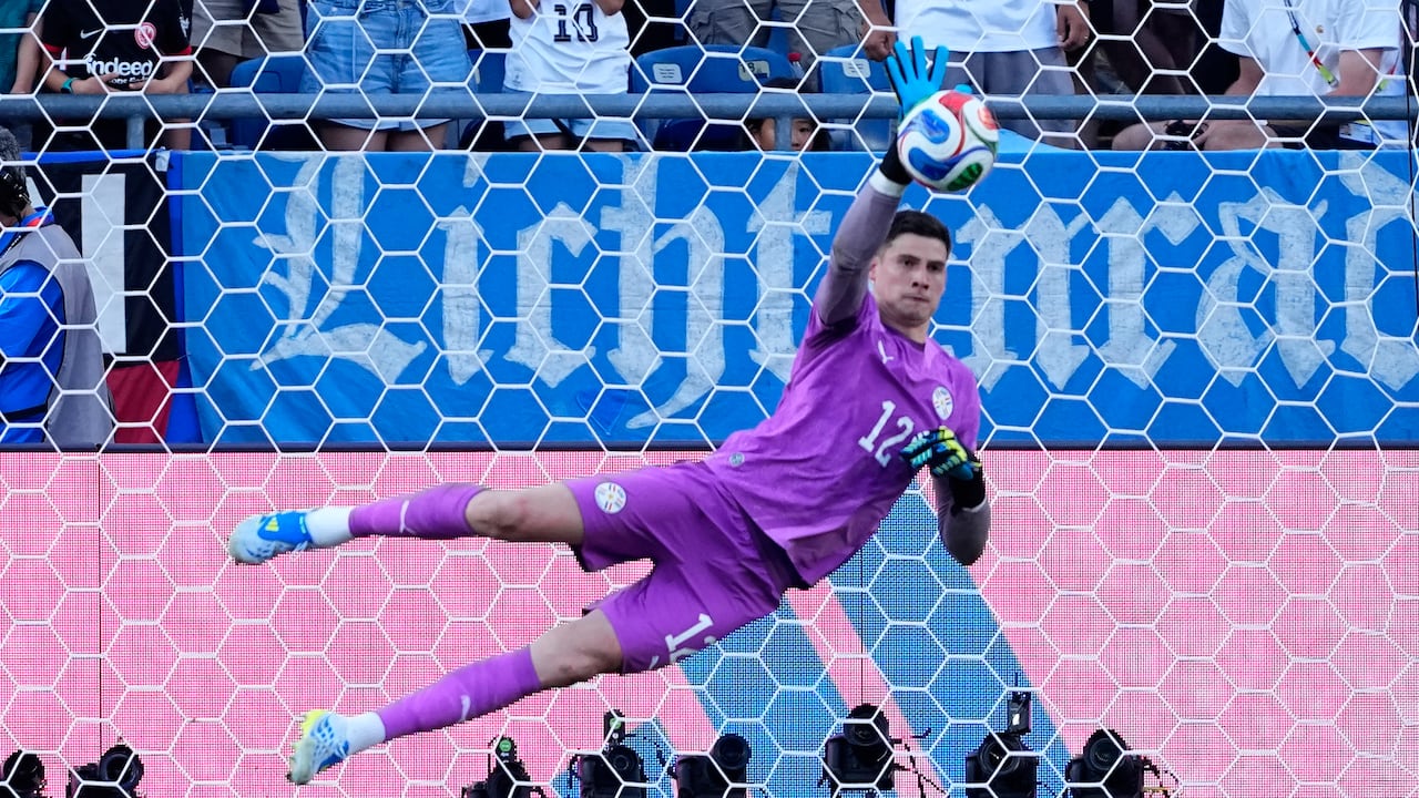 El portero de Paraguay, Orlando Gill (12), realiza una atajada durante la tanda de penales al finalizar el partido de dieciseisavos de final de la Copa del Mundo entre Alemania y Paraguay en Foxborough, Massachusetts.
