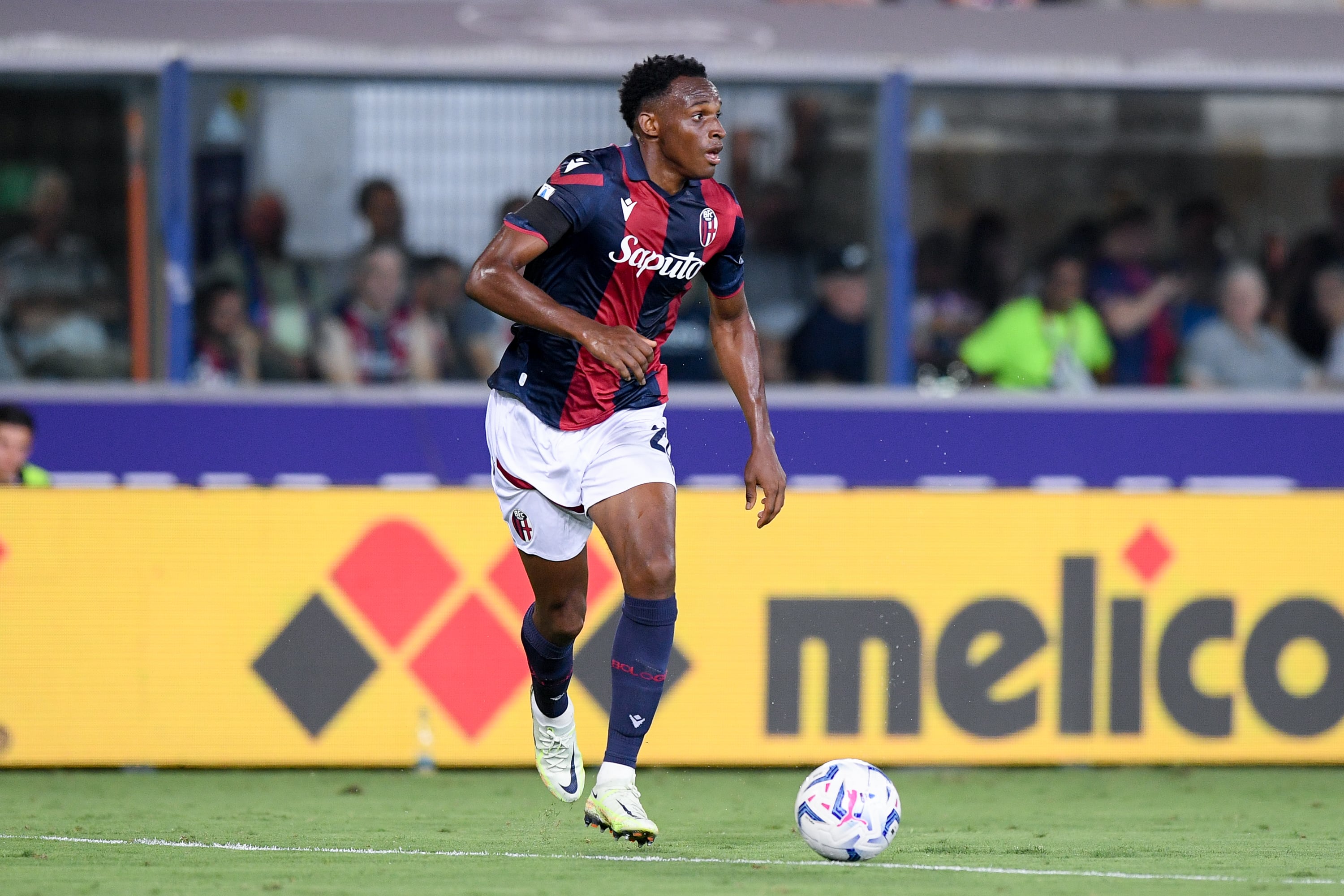 Jhon Lucumí se lesionó con el Bologna.