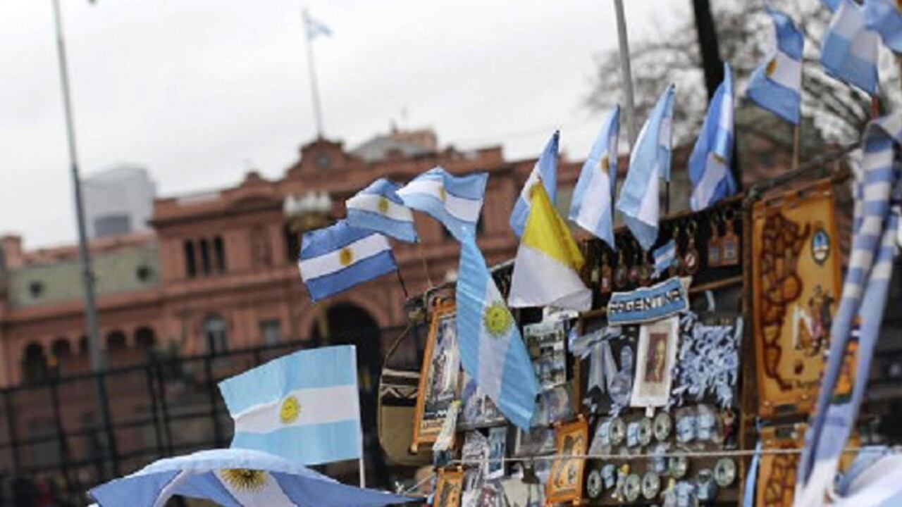 La deuda argentina se impuso a la de sus pares con un aumento de 22%.