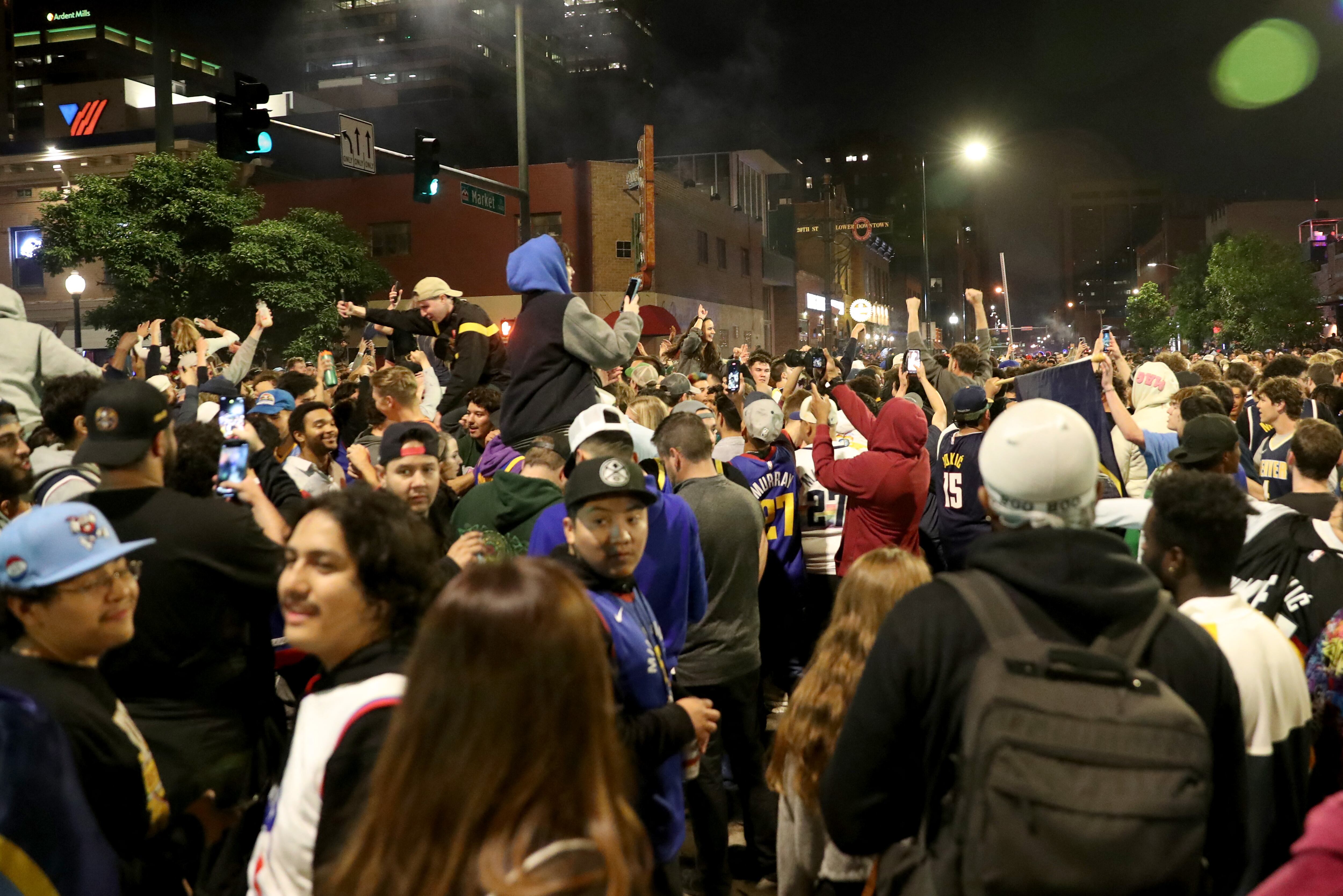 Los fanáticos de los Denver Nuggets celebran en el centro de Denver después del final del quinto juego de las finales de la NBA de 2023