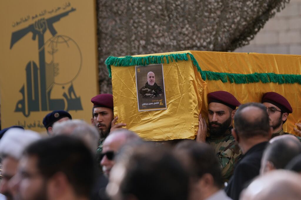 Combatientes de Hezbolá cargan el ataúd del jefe del Estado Mayor de Hezbolá, Haytham Tabtabai