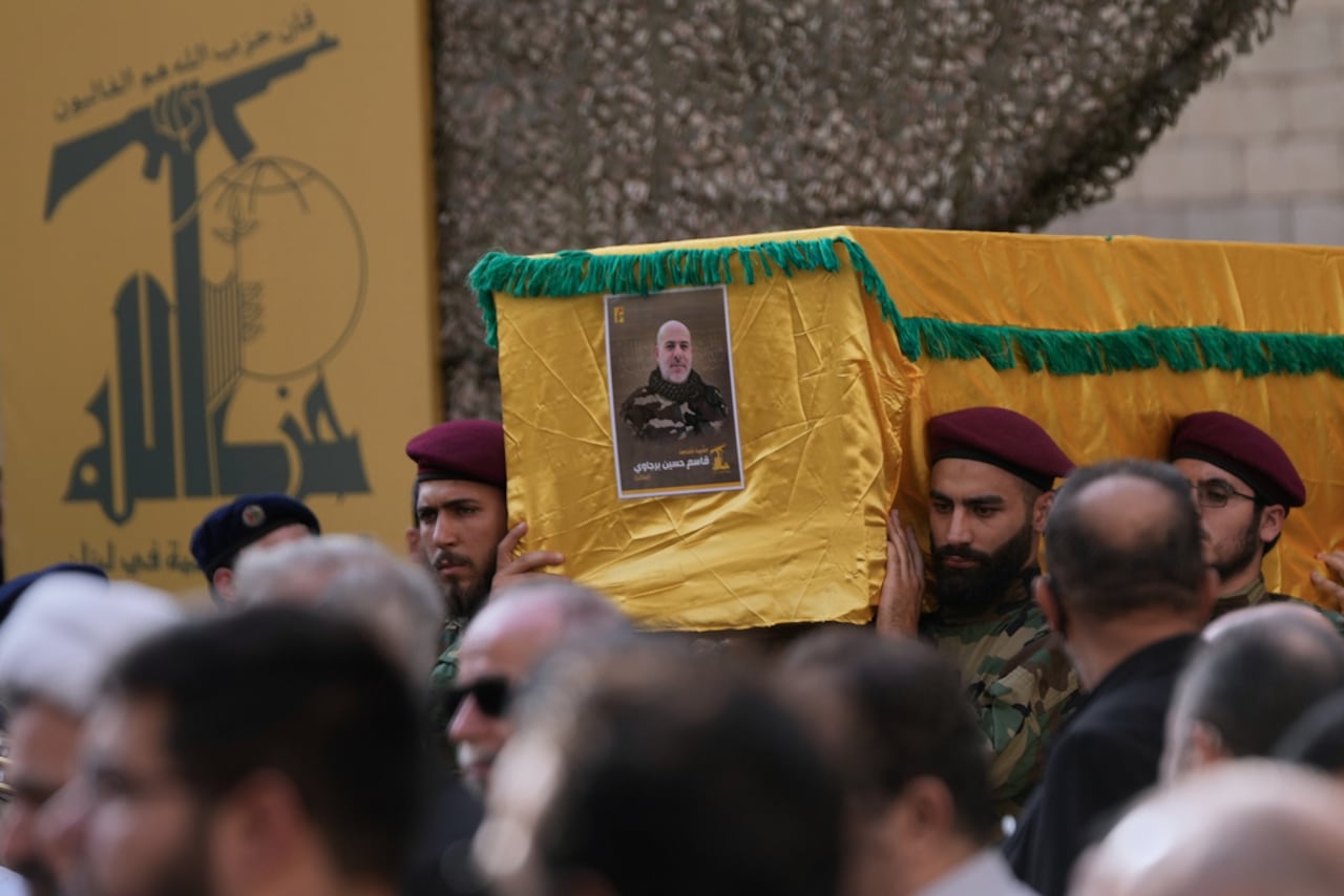 Combatientes de Hezbolá cargan el ataúd del jefe del Estado Mayor de Hezbolá, Haytham Tabtabai
