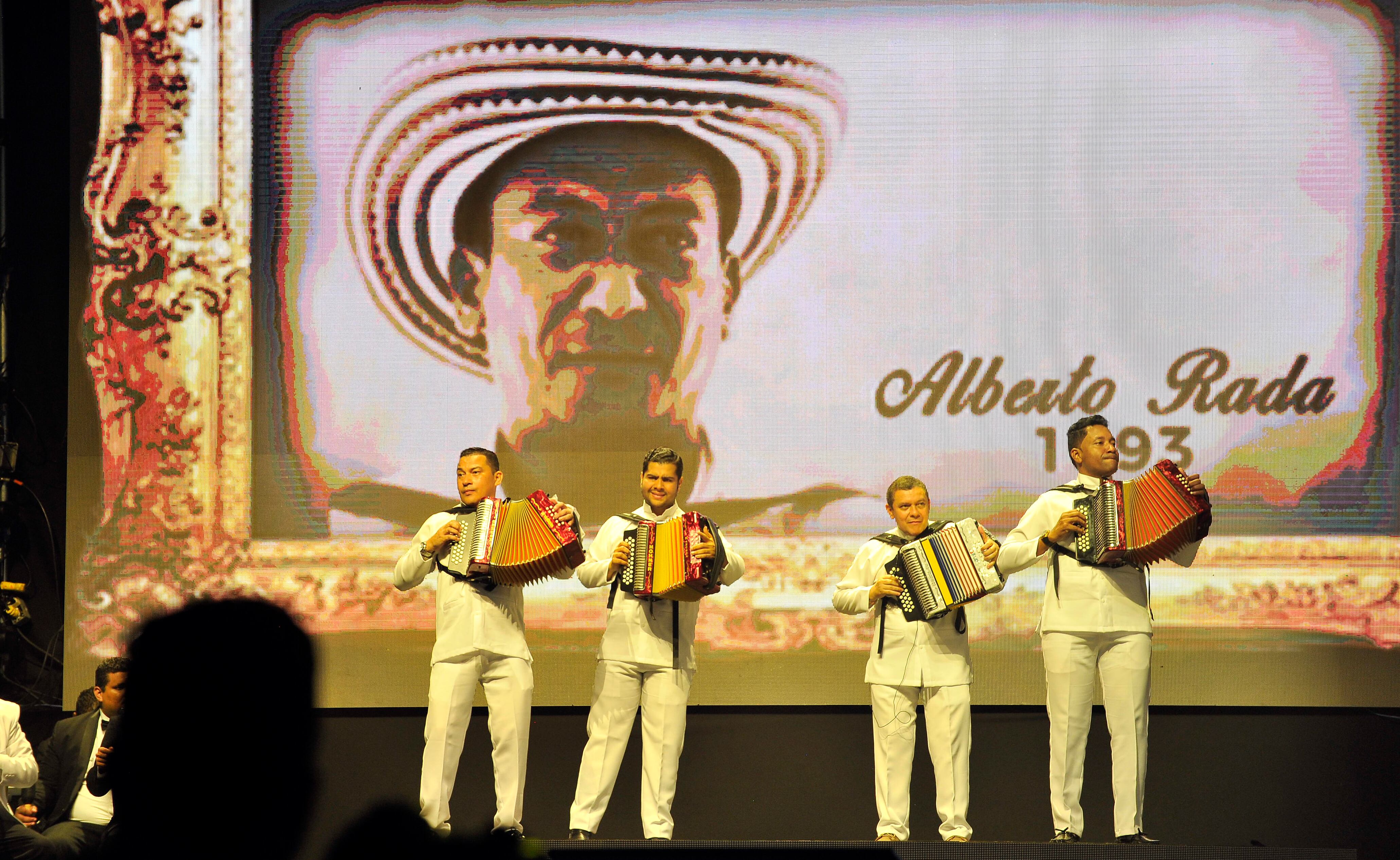Cuatro reyes vallenatos interpretaron el acordeón en el Parque de la Leyenda Vallenata (2017), rindiendo homenaje a sus fundadores: Consuelo Araújo, Rafael Escalona y el expresidente Alfonso López. Crédito: Carlos Julio Martínez.