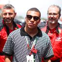 El futbolista francés Kylian Mbappe asiste al Gran Premio de F1 de España en el Circuito de Barcelona-Catalunya el 4 de junio de 2023 en Barcelona, España. (Photo by Eric Alonso/Getty Images)