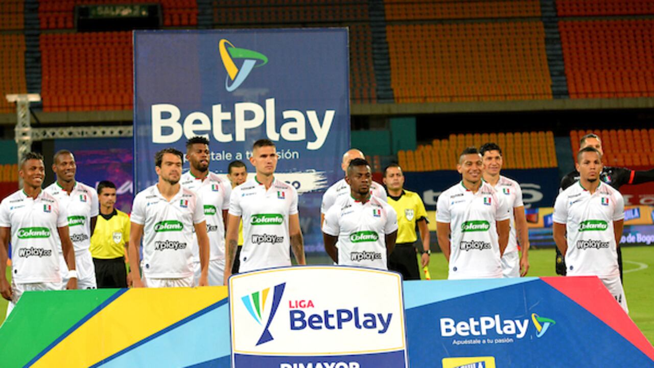 MEDELLIN - COLOMBIA, 01-11-2020: Jugadores de Once Caldas, posan para una foto, antes partido de la fecha 17 entre Deportivo Independiente Medellin y Once Caldas, por la Liga BetPLay DIMAYOR 2020, jugado en el estadio Atanasio Girardot de la ciudad de Medellin. / Players of Once Caldas pose for a photo, prior a match of the 17th date between Deportivo Independiente Medellin and Once Caldas, for the BetPLay DIMAYOR League 2020 played at the Atanasio Girardot Stadium in Medellin city. / Photo: VizzorImage / Luis Benavides / Cont.