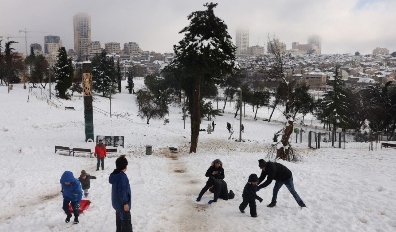 Los niños aprovecharon la nieve para divertirse en los parques de Jerusalén